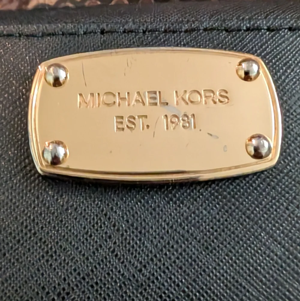 Michael Kors Selma Black Saffiano Leather Studded Crossbody Excellent! - Picture 10 of 11